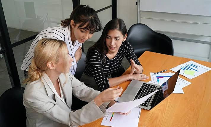 Equipo de trabajo revisando resultados frente a un computador